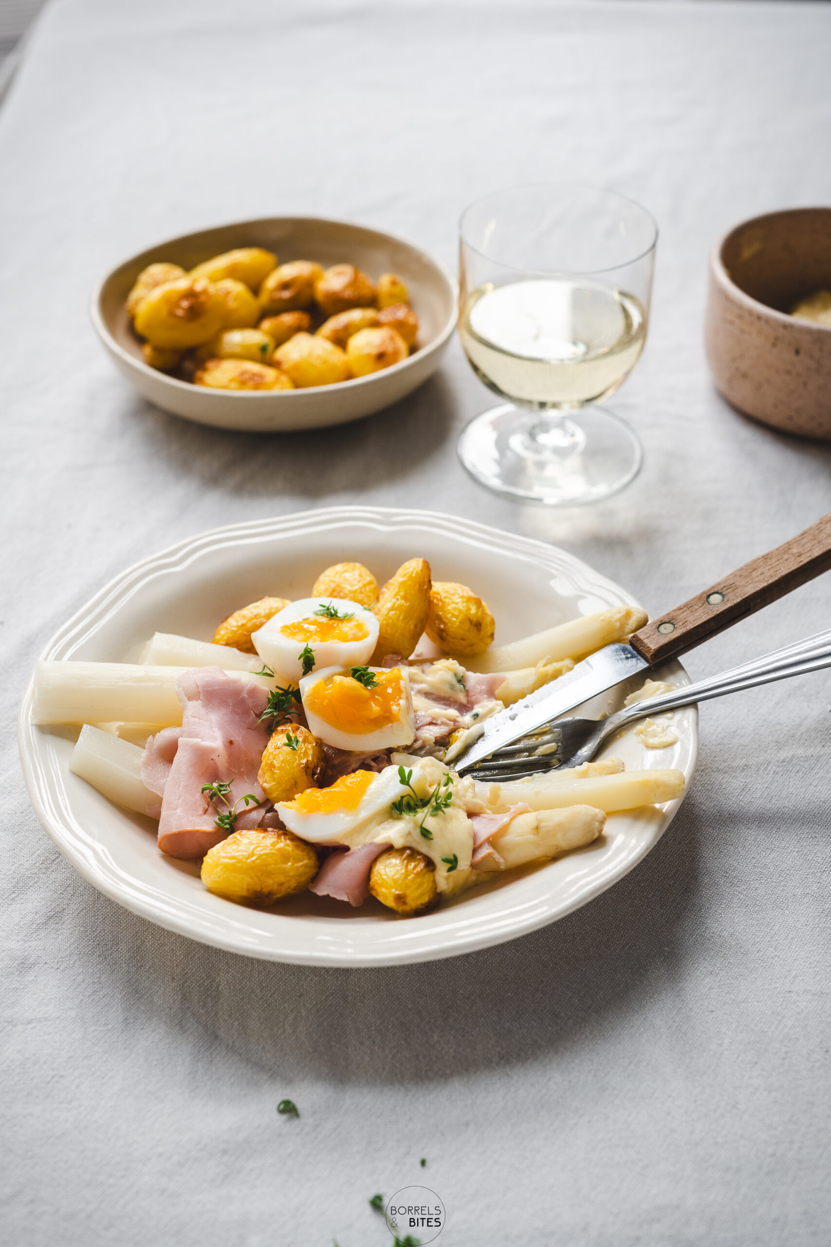 witte asperges met ham en hollandaise