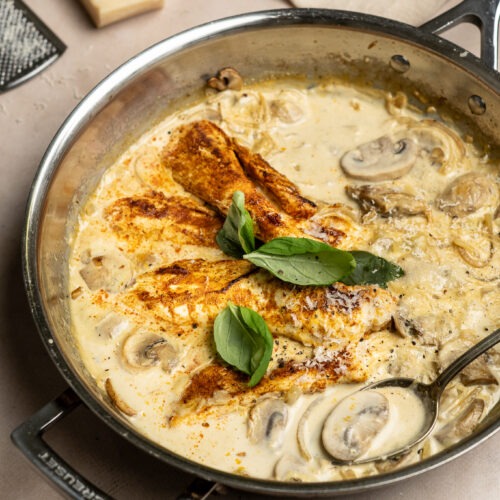 kipfilet in romige saus met champignons en kaas