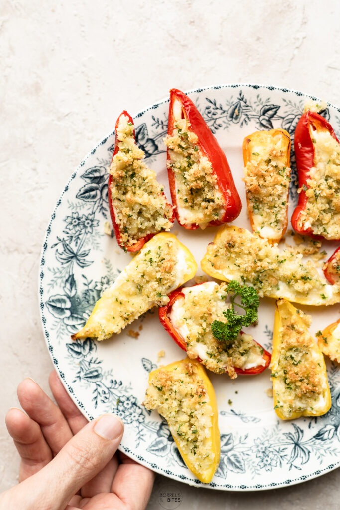 mini paprika met roomkaas en parmezaan crumble-1